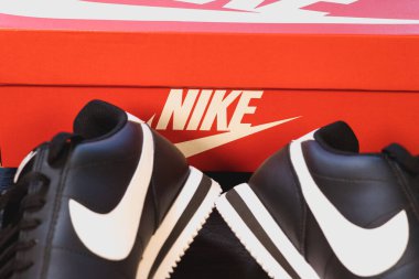 KYIV, UKRAINE - 4 Kasım 2024: Nike Cortez spor ayakkabıları siyah beyaz. Efsanevi ünlü spor ayakkabıları..