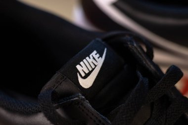 KYIV, UKRAINE - 4 Kasım 2024: Nike Cortez spor ayakkabıları siyah beyaz. Efsanevi ünlü spor ayakkabıları..