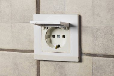 Banyoda kapağı olan su geçirmez elektrik prizi..