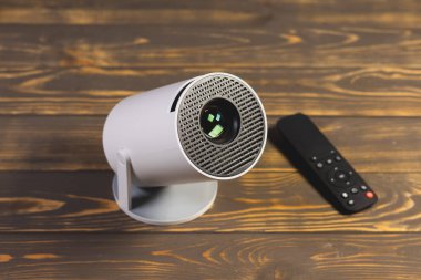 Modern Wi-Fi Projektörü ve video veya fotoğraf sunumu için uzaktan kontrole ve ev moovie izleme.