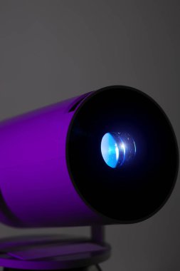 Modern Wi-Fi video projektörünün dikey fotoğrafı mavi ışık yanıyor. Video ya da fotoğraf sunumu ve amatör film izleme.