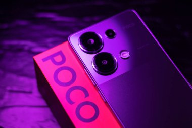 KYIV, UKRAINE - 15 Nisan 2025: Siyah arkaplanda mor renkli modern akıllı telefon Xiaomi POCO.