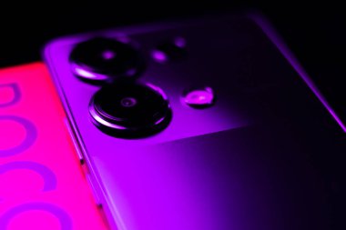 KYIV, UKRAINE - 15 Nisan 2025: Siyah arkaplanda mor renkli modern akıllı telefon Xiaomi POCO.