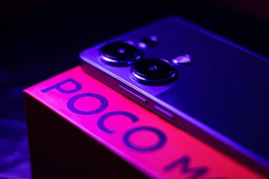 KYIV, UKRAINE - 15 Nisan 2025: Siyah arkaplanda mor renkli modern akıllı telefon Xiaomi POCO.