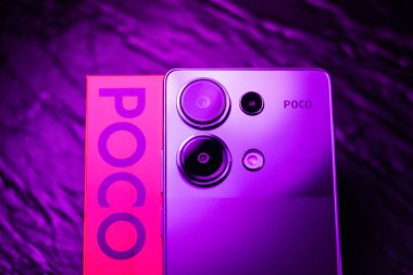 KYIV, UKRAINE - 15 Nisan 2025: Siyah arkaplanda mor renkli modern akıllı telefon Xiaomi POCO.