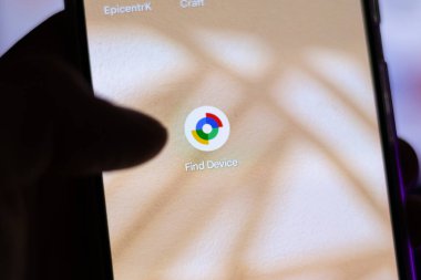 KYIV, UKRAINE - 15 Mayıs 2025: Cihazımı Bul uygulaması akıllı telefon ekranında. Telefonunuzu kaybettiğinizde yardımcı olan Google servisi.