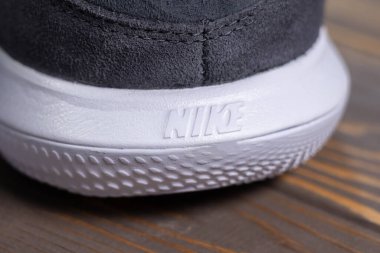 KYIV, UKRAINE - 25 Haziran 2025: Nike Streetgato IC. Erkek futbol ayakkabıları. Antrenörler, Nike logosunun marka adını kapatın.