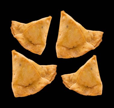 Beyaz arka planda et ve sebzeli samosa. Geleneksel Hint yemekleri.