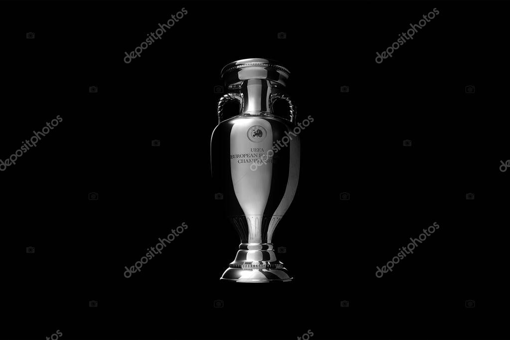 Copa Uefa euro 2025 celebración de trofeo ganador con el estadio de