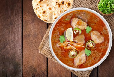 Hint, Pakistan Desi yemeği Nihari ve Naan. tahta arkaplan.