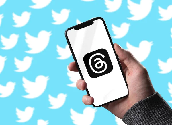 Karaçi Pakistan 4 Temmuz 2023 'te Meta, Twitter' ın 3D çizimine meydan okumak için yeni uygulamayı tanıttı. 