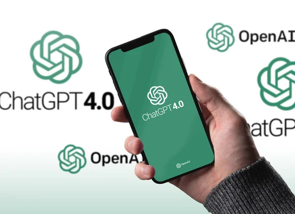 Pakistan, Karaçi - Temmuz 12023: ChatGPT 'nin web sitesi iPhone' da görüldü. ChatGPT OpenAI tarafından geliştirilen bir sohbet robotudur ve OpenAI 'ın GPT-4 ailesinin büyük dil modelleri üzerine kurulmuştur..