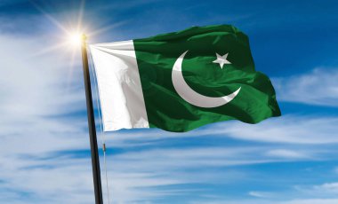 Pakistan ulusal bayrağı güzel bulutlarda dalgalanıyor. 3d resimleme.
