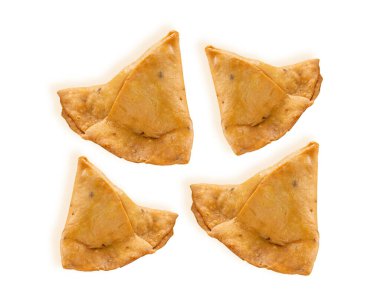 Beyaz arka planda izole edilmiş Patates Samosa çerezleri. Hint Ramazan Yemeği, Pakistan iftar yemeği.