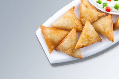 Beyaz arka planda izole edilmiş Patates Samosa çerezleri. Hint Ramazan Yemeği, Pakistan iftar yemeği.