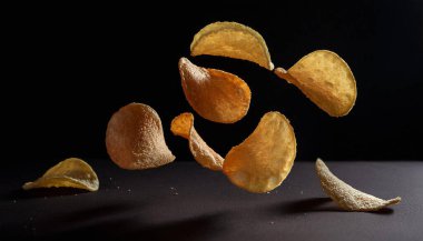 Patates cipsleri karabiber gibi uçuşuyor. ai oluşturuldu