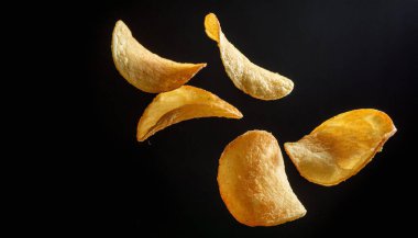 Uçan patates cipsleri siyah kağıt. ai oluşturuldu