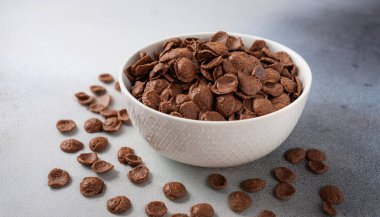 Beyaz kasede çikolatalı mısır gevreği. Çikolata aromalı mısır gevreği. Buğday. Kakao. Çıtır. ai oluşturuldu