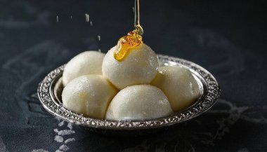 Rasgulla Hint tatlısının üstüne şeker şurubu dök. 