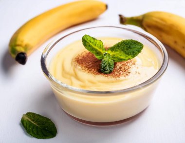 Kremalı, vanilyalı, taze böğürtlenli ve gri arkaplanda nane şekerli tart. Yaz tatlısı. ai oluşturuldu