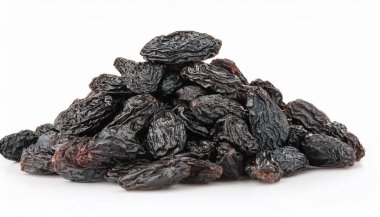 Beyaz arka planda Siyah Kuru Üzüm Kasesi. ai oluşturuldu