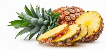 Beyaz arka planda izole edilmiş olgun ananas ve ananas dilimleri.. 