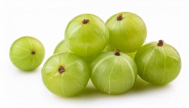 Hint Bektaşi üzümü meyveleri (phyllanthus emblica, amla) rattan sepeti içinde ve beyaz arka planda yeşil yapraklı dilimler halinde. Üst Manzara. Düz yatıyordu.