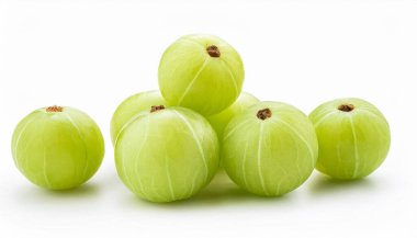 Hint Bektaşi üzümü meyveleri (phyllanthus emblica, amla) rattan sepeti içinde ve beyaz arka planda yeşil yapraklı dilimler halinde. Üst Manzara. Düz yatıyordu.
