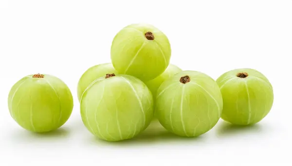 Hint Bektaşi üzümü meyveleri (phyllanthus emblica, amla) rattan sepeti içinde ve beyaz arka planda yeşil yapraklı dilimler halinde. Üst Manzara. Düz yatıyordu.