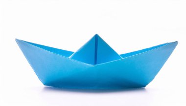 su taşıma konsepti kağıt origami beyaz arka planda izole bir tekne
