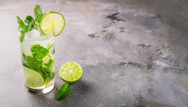 Gri taş arka plan Kopya alanı üzerinde highball cam kireç ve nane ile Mojito kokteyl