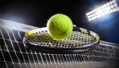 Ağ mavisi arka planda bir tenis topu görüntüsü 