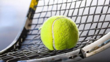 Ağ mavisi arka planda bir tenis topu görüntüsü 