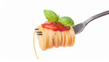 Domates soslu spagetti ve fesleğen yaprağı izole edilmiş arka planda, yemek konseptinde, restoranda, tarifte, yemek blogunda