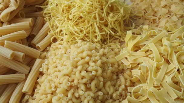 Indeling Van Italiaanse Rauwe Pasta Verschillende Soorten Vormen Van Pasta — Stockvideo