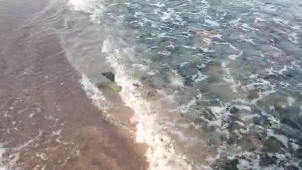 Μικρά Κύματα Της Θάλασσας Σπεύδουν Στην Ακτή Από Μικρά Βότσαλα — Αρχείο Βίντεο