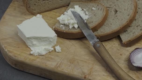 Yapımı Ekmek Ahşap Bir Kesim Tahtasının Üzerinde Peynir Ile — Stok video