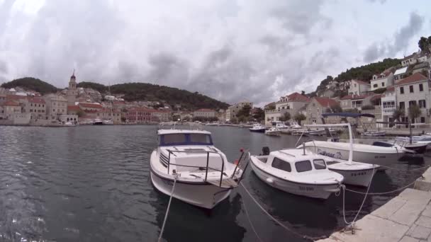 Brac Island Kroatië Traditionele Vissersboot Haven Uitzicht Stad — Stockvideo