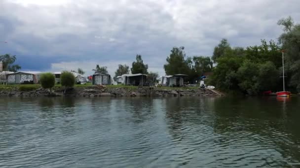 貯水池Velka Domasa 自然湖 スロバキアの横にあるテントキャンプ — ストック動画