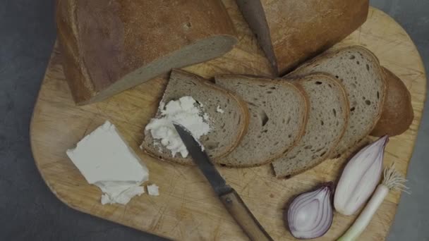 Zelf Gebakken Brood Een Houten Snijplank Met Kwark — Stockvideo