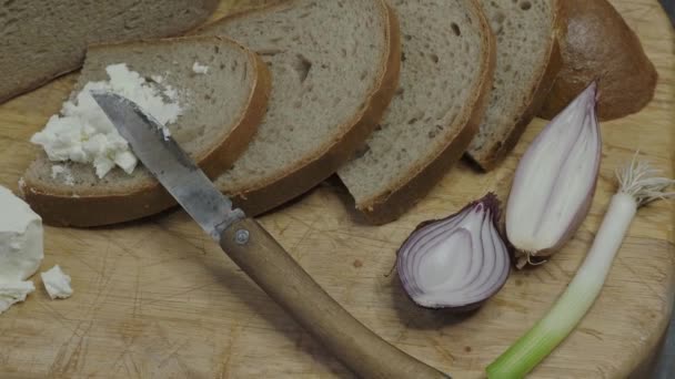 ホームカードチーズと木製のまな板の上にパンを作った — ストック動画