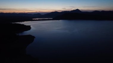 Slovakya 'daki Liptovska Mara rezervuarının hava görüntüsü. Gölün üzerinde gün batımı