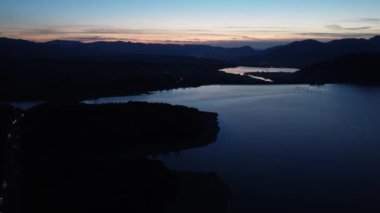 Slovakya 'daki Liptovska Mara rezervuarının hava görüntüsü. Gölün üzerinde gün batımı