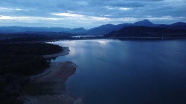 Slovakya 'daki Liptovska Mara rezervuarının hava görüntüsü. Gölün üzerinde gün batımı
