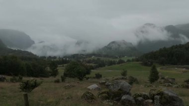 Dağlık arazi ve fiyort yağmurlu bir günde, Norveç