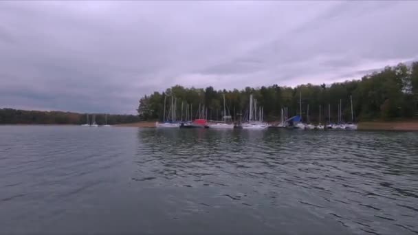 Barco Navegando Lago Artificial Hidrelétrica — Vídeo de Stock