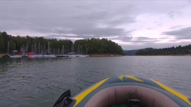 Barca Vela Lago Artificiale Una Diga Idroelettrica — Video Stock