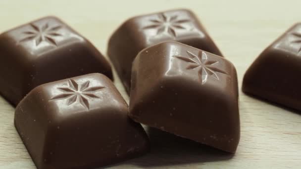 Шоколадные Кусочки Квадратные Шоколадные Конфеты — стоковое видео