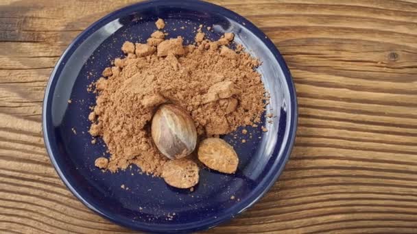 Nutmeg Цельный Тертый Керамической Миске — стоковое видео