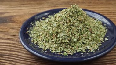 Seramik kasede kuru badem otu (origanum majorana).